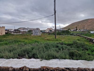 Parcela edificable 988m2 luz-agua