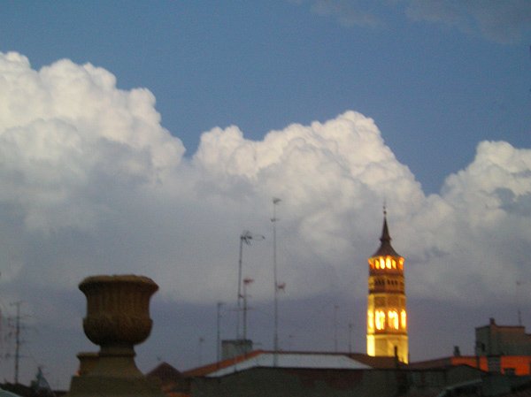ORIGINAL ÁTICO TIPO LOFT Y DÚPLEX; FABULOSA TERRAZA; ORIENTACIÓN SUR. EDIFICIO DE RECIENTE CONSTRUCCIÓN EN EL CASCO HISTÓRICO DE ZARAGOZA